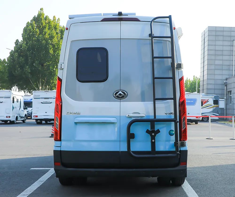B311豪享版房車縱置床布局，宇”你邂逅精彩旅途