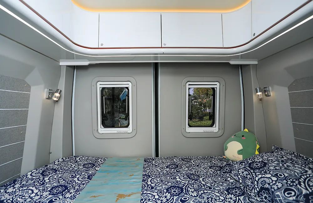 淡雅之姿   一見“青”心——B311豪享版房車橫置床布局