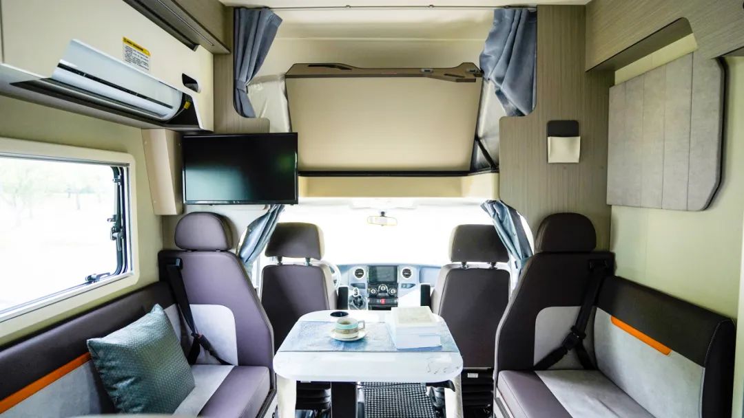 宇通C530租賃版房車(chē)?，帶你去開(kāi)拓，去探索，去遇見(jiàn)最美的詩(shī)和遠(yuǎn)方