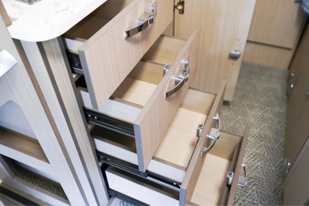 宇通C530租賃版房車(chē)?，帶你去開(kāi)拓，去探索，去遇見(jiàn)最美的詩(shī)和遠(yuǎn)方