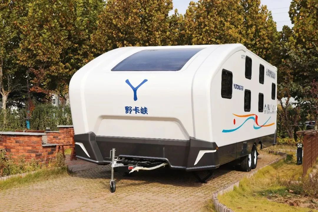 在大自然的環(huán)抱中悠閑度日，宇通房車匠心打造T536星空研學(xué)版拖掛房車