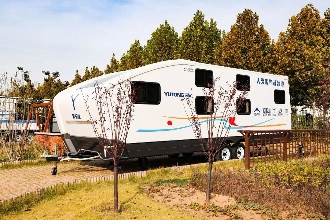在大自然的環(huán)抱中悠閑度日，宇通房車匠心打造T536星空研學(xué)版拖掛房車