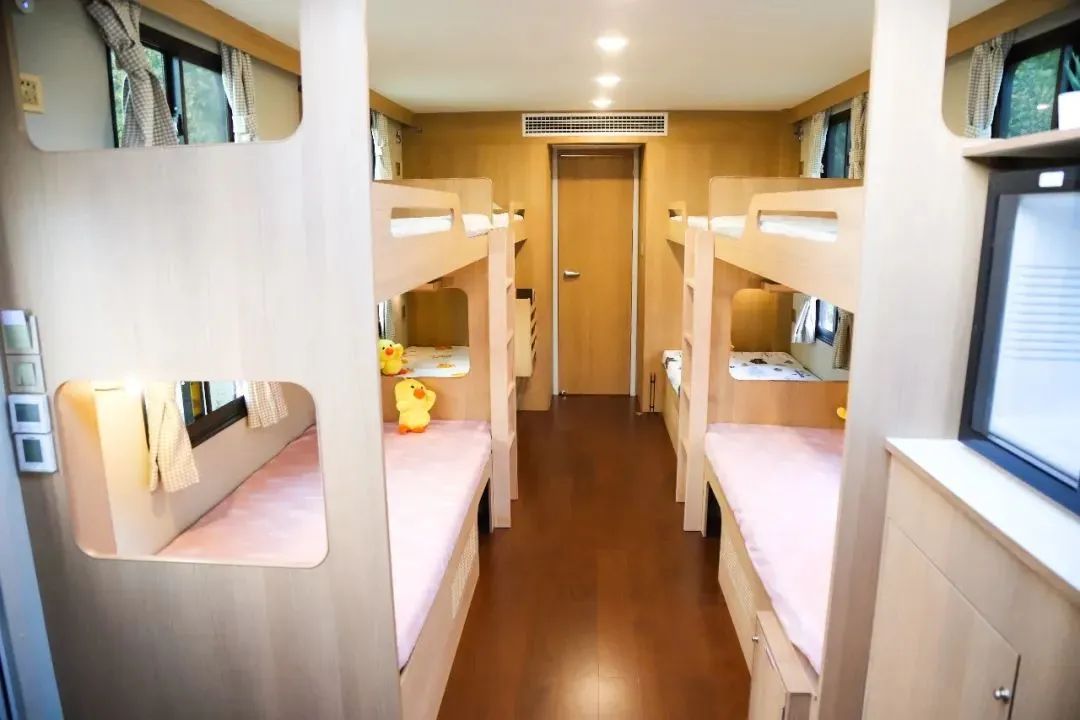 在大自然的環(huán)抱中悠閑度日，宇通房車匠心打造T536星空研學(xué)版拖掛房車