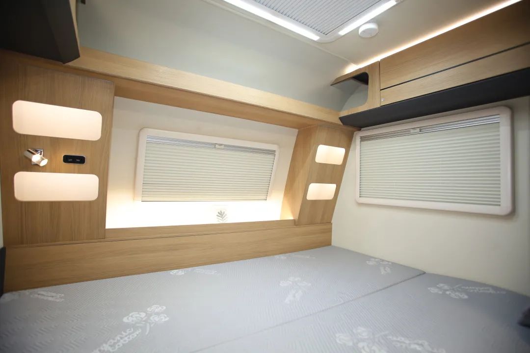T512雙臺面布局拖掛房車，睡得好玩的更盡興