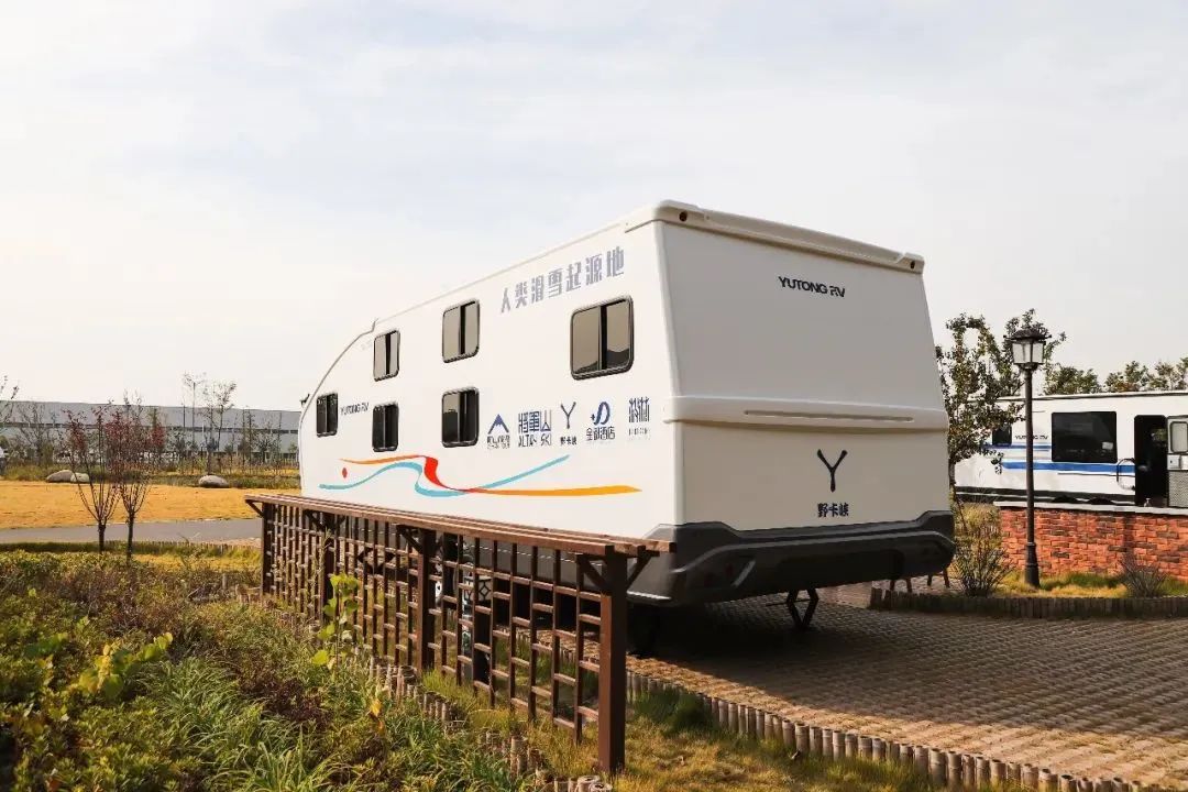 在大自然的環(huán)抱中悠閑度日，宇通房車匠心打造T536星空研學(xué)版拖掛房車