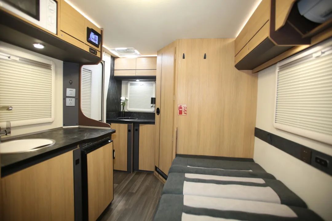 T512雙臺面布局拖掛房車，睡得好玩的更盡興