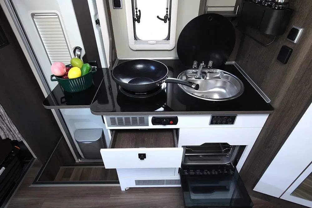 酣暢駕趣，自在掌握，C535旗艦版MAX雙拓C型房車