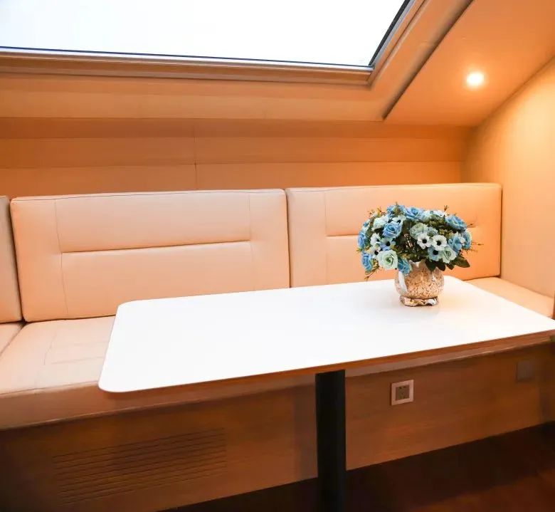 在大自然的環(huán)抱中悠閑度日，宇通房車匠心打造T536星空研學(xué)版拖掛房車