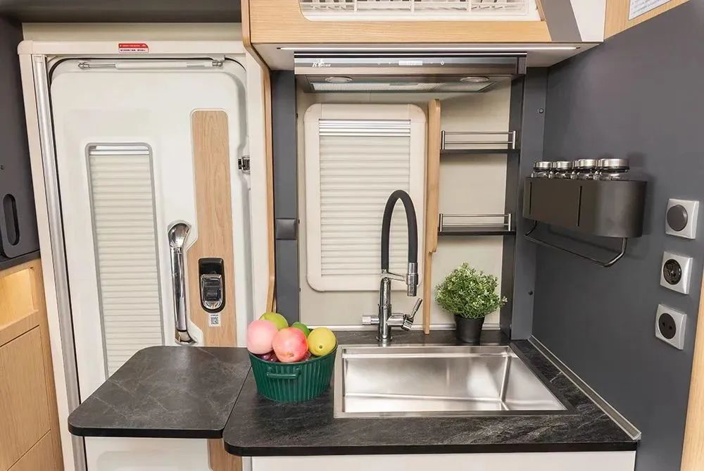宇通C535旗艦版雙拓展房車——尋找心中理想的那方天地