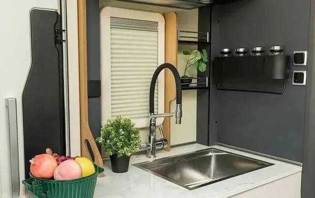 大廠出的雙拓展房車啥樣？宇通C533，方方面面滿足你的需求