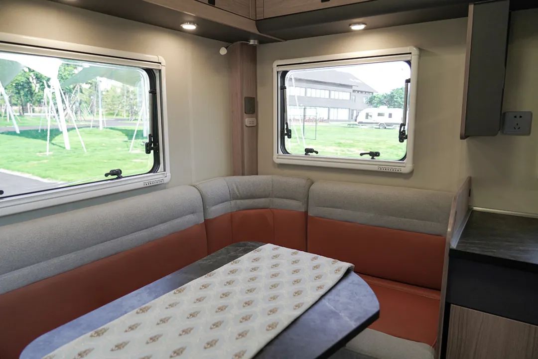 宇通T512拖掛房車縱置床/雙單床布局——理想生活、超大存儲裝得下