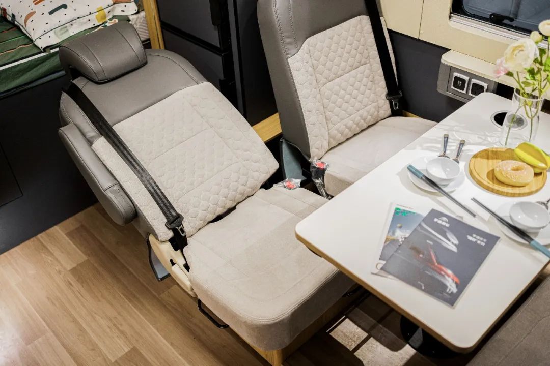 和宇通C535旗艦版雙拓展房車一起，開始悠然自得人生