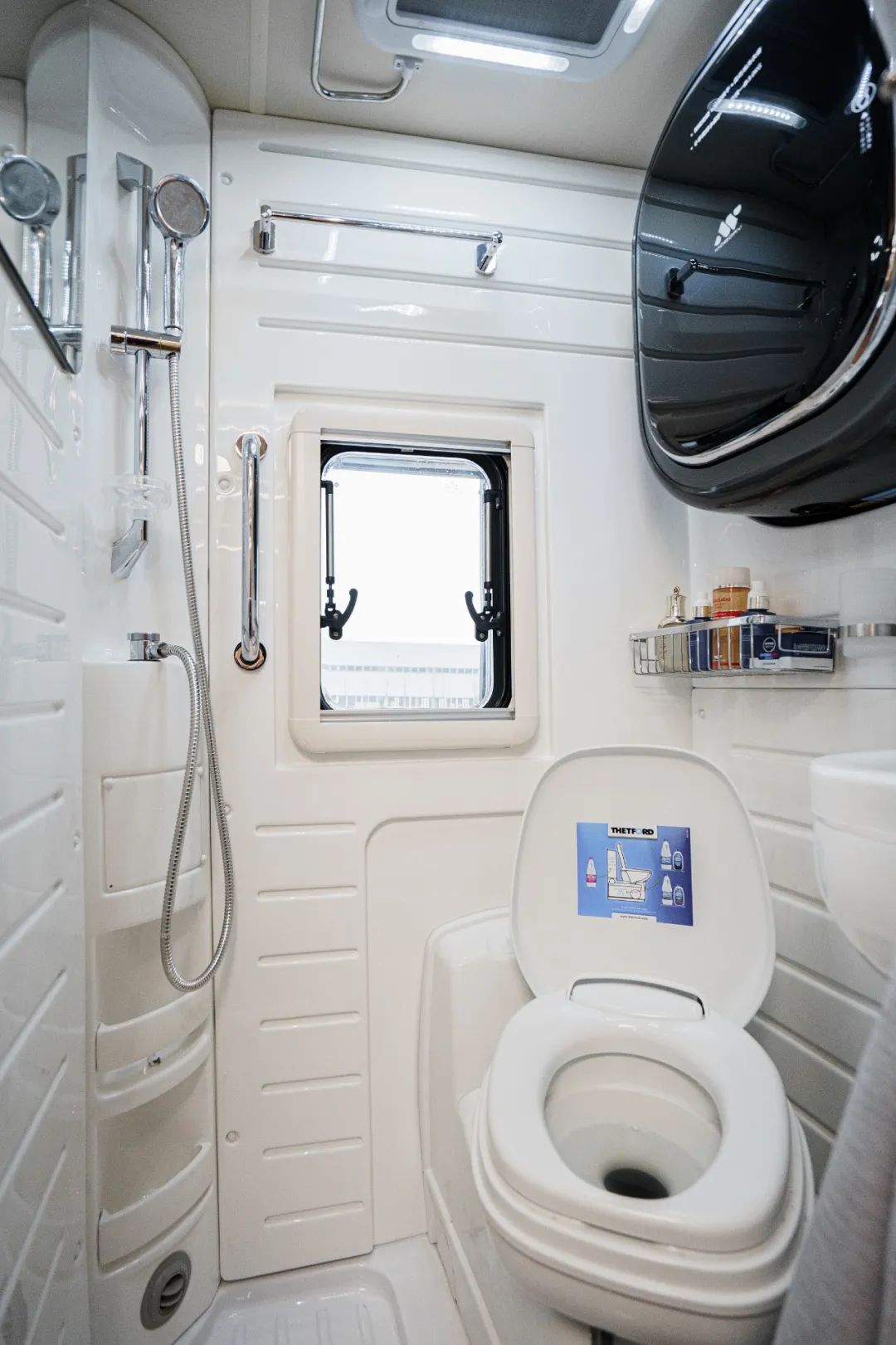 和宇通C535旗艦版雙拓展房車一起，開始悠然自得人生